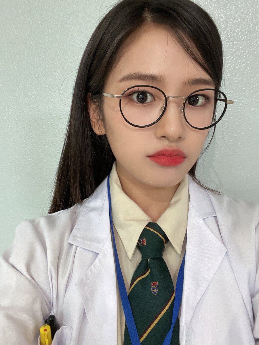 [#안유진]
210822 #SBS #인기가요 완료 💕

인가 연구소의 꼬마 연구원으로
활약해 준 오늘의 지니가요! 🥼🔬
유진이 귀여움은 학계가 주목하는 
평생 연구 대상이라면서요? 🧐
다음 주 일요일에도 같이 가요 💖

#유진 #ユジン #YUJIN #ANYUJIN