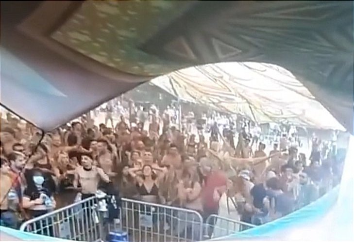 PastoretEl's tweet photo. Tota Catalunya sense Festes Majors com cal, però a Pontons, únic municipi de Catalunya governat per PP, autoritzen un festival de música electrònica de 4 dies amb acampada, tothom ballant i sense complir cap mesura. Vergonyós! @emergenciescat @mossos @324cat @diariARA @VilaWeb https://t.co/fqnNcnog3t