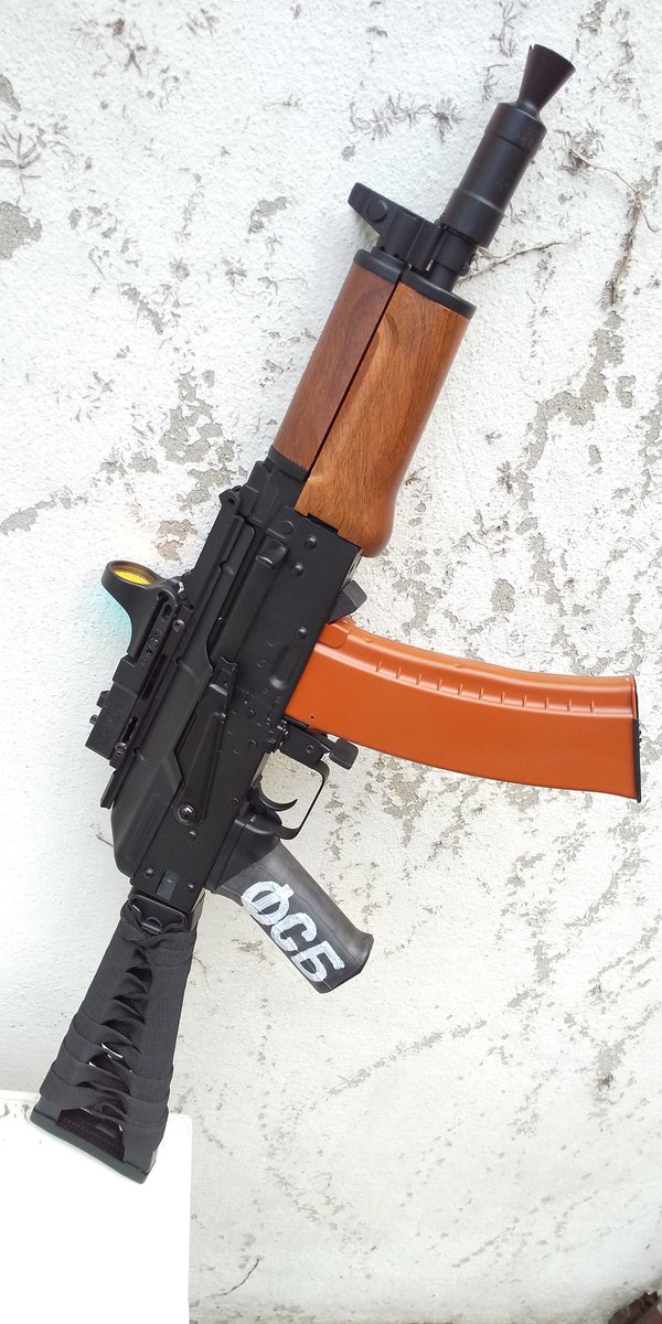 Bukisounin_KIRA's tweet photo. 今日の武器商人(笑) #CYMA #CM035 #クリンコフ(○井タイプ) #CMARC232(レール付トップカバー) ついでに要らないバックのバンド持込ストック巻+自転車チューブとロシア風加工(連邦保安庁)だ!NBダット込みで23Kなら安いかな?プラハンは後で黒塗装するそうです(笑)ついでにマグもね😆 https://t.co/zojDJgBpkl