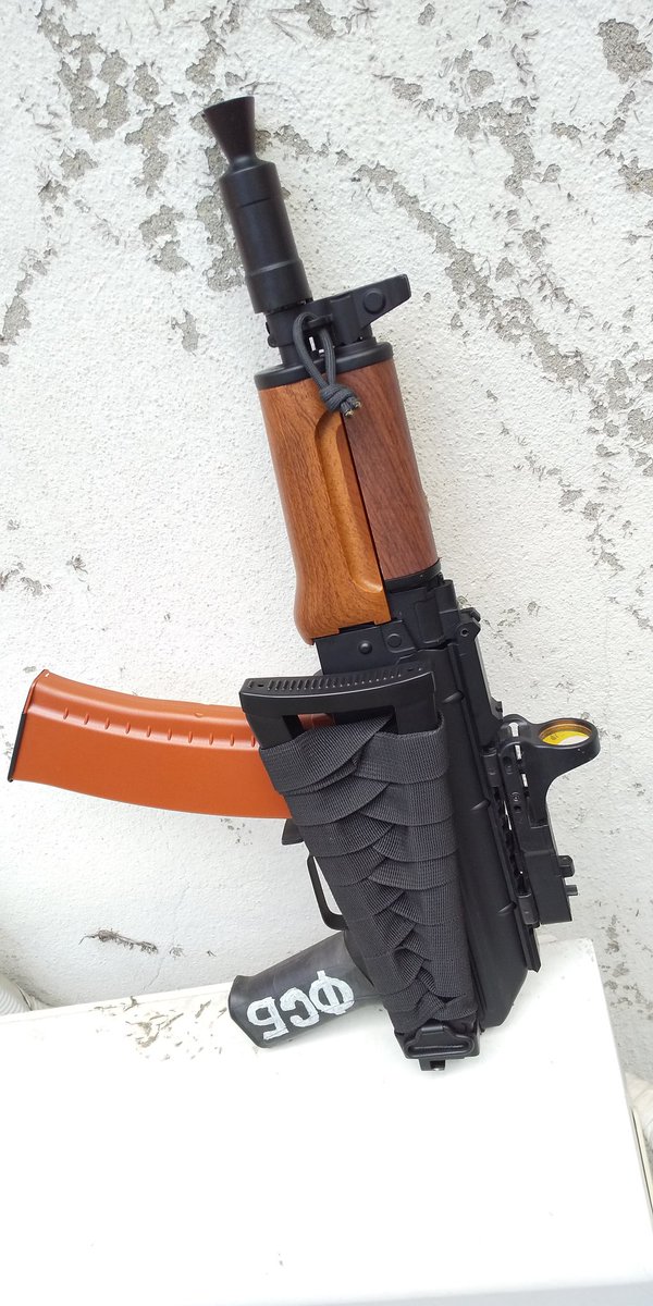 Bukisounin_KIRA's tweet photo. 今日の武器商人(笑) #CYMA #CM035 #クリンコフ(○井タイプ) #CMARC232(レール付トップカバー) ついでに要らないバックのバンド持込ストック巻+自転車チューブとロシア風加工(連邦保安庁)だ!NBダット込みで23Kなら安いかな?プラハンは後で黒塗装するそうです(笑)ついでにマグもね😆 https://t.co/zojDJgBpkl