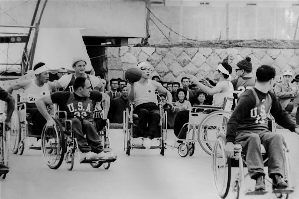 1960 год - первые паралимпийские игры. 1 паралимпийские игры год. паралимпийские игры в риме 1960 года. паралимпийские игры 1964 года в токио. летние паралимпийские игры 1960, рим, италия.