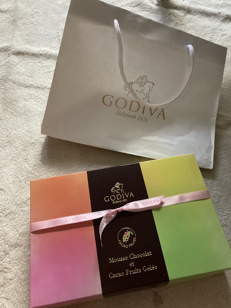 キクナ Godiva頂いた めっちゃ嬉しいありがとうございます チョコじゃないごぢば初めてかも ごぢばが似合う女になりまっすん プレゼントよりもお心遣いとご来場頂けたことが嬉しかったのは内緒 艸 ギャラさんありがとう