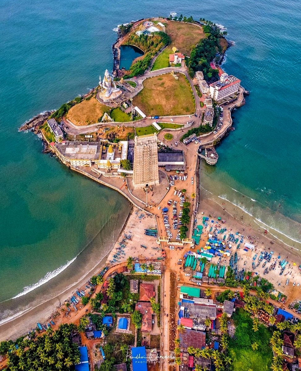 mamatarsingh's tweet photo. Mesmerising aerial view of 
#Murudeshwar Temple,
Karnataka

Most famous for 123 ft massive Shiva statue, second-highest in the world &amp; 20-storey, 249 ft tallest gopuram..!
🙏 Om Namah Shivaya 🙏 https://t.co/NXRsbro6uo