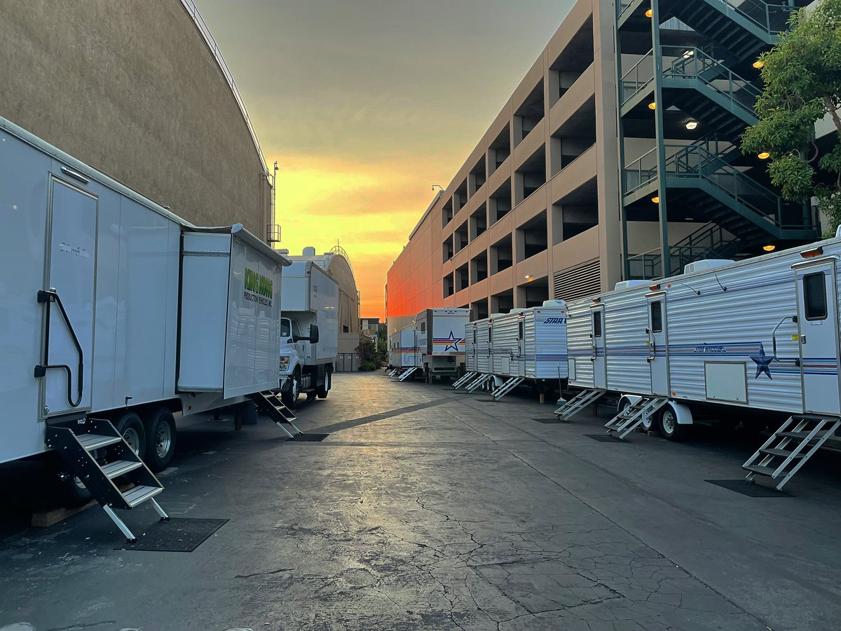 OngCody's tweet photo. Sunset was hot tonight #cbs #studio #cbsradford #LosAngeles #la #sunset #film #tv #beauty https://t.co/zWVFQMf0Tj