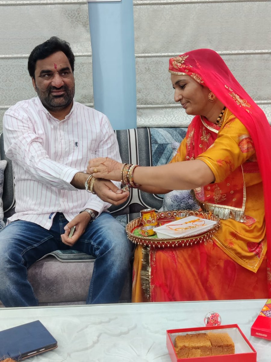 hanumanbeniwal's tweet image. आज नागौर आवास पर परिजनों के साथ #रक्षाबंधन के पावन पर्व को मनाया,इस अवसर पर दोनों बहनों ने रक्षा सुत्र बांधा वही पुत्री दिया ने भी नन्हे आशुतोष के रक्षा सूत्र बांधा ! एक बार पुनः आप सभी को भाई -बहन के अटूट विश्वास व प्रेम के पावन पर्व रक्षाबंधन की हार्दिक बधाई व शुभकामनाएं !