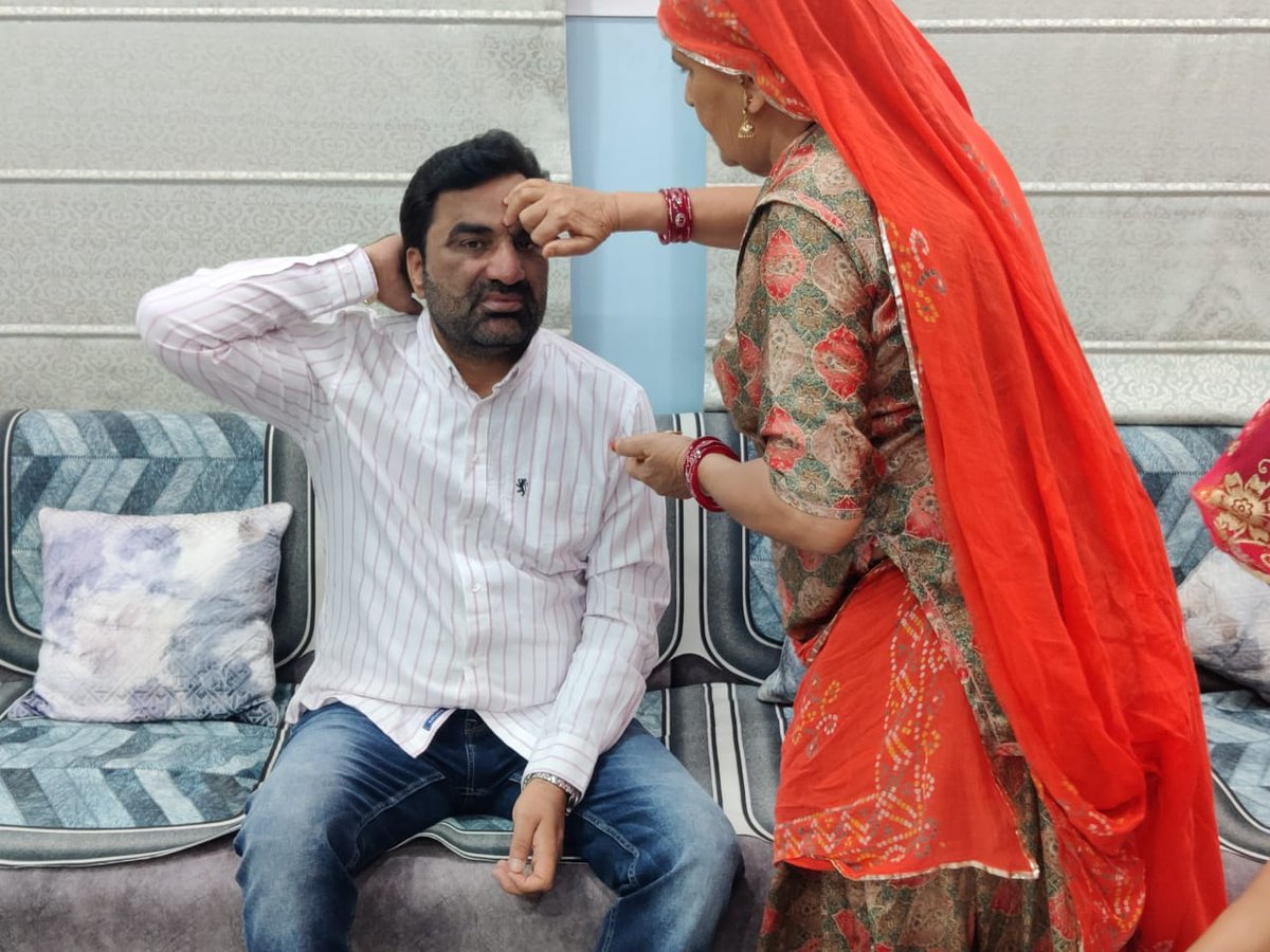 hanumanbeniwal's tweet image. आज नागौर आवास पर परिजनों के साथ #रक्षाबंधन के पावन पर्व को मनाया,इस अवसर पर दोनों बहनों ने रक्षा सुत्र बांधा वही पुत्री दिया ने भी नन्हे आशुतोष के रक्षा सूत्र बांधा ! एक बार पुनः आप सभी को भाई -बहन के अटूट विश्वास व प्रेम के पावन पर्व रक्षाबंधन की हार्दिक बधाई व शुभकामनाएं !