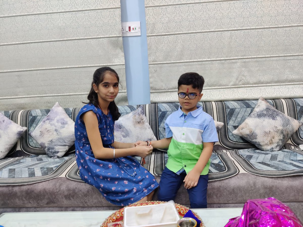 hanumanbeniwal's tweet image. आज नागौर आवास पर परिजनों के साथ #रक्षाबंधन के पावन पर्व को मनाया,इस अवसर पर दोनों बहनों ने रक्षा सुत्र बांधा वही पुत्री दिया ने भी नन्हे आशुतोष के रक्षा सूत्र बांधा ! एक बार पुनः आप सभी को भाई -बहन के अटूट विश्वास व प्रेम के पावन पर्व रक्षाबंधन की हार्दिक बधाई व शुभकामनाएं !