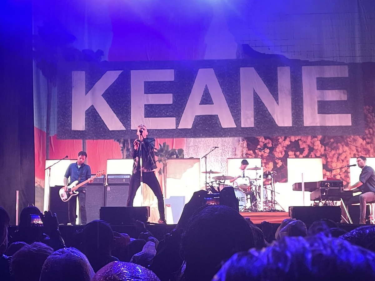 _AliceCarter_'s tweet photo. Soaked to the absolute skin, but what a night singing my heart out to @keaneofficial at @ScarboroughOAT - our t-shirts from the 2010 tour still fit too! #keane #livemusic #outdoorgig #britishsummer https://t.co/StZJljDOD9