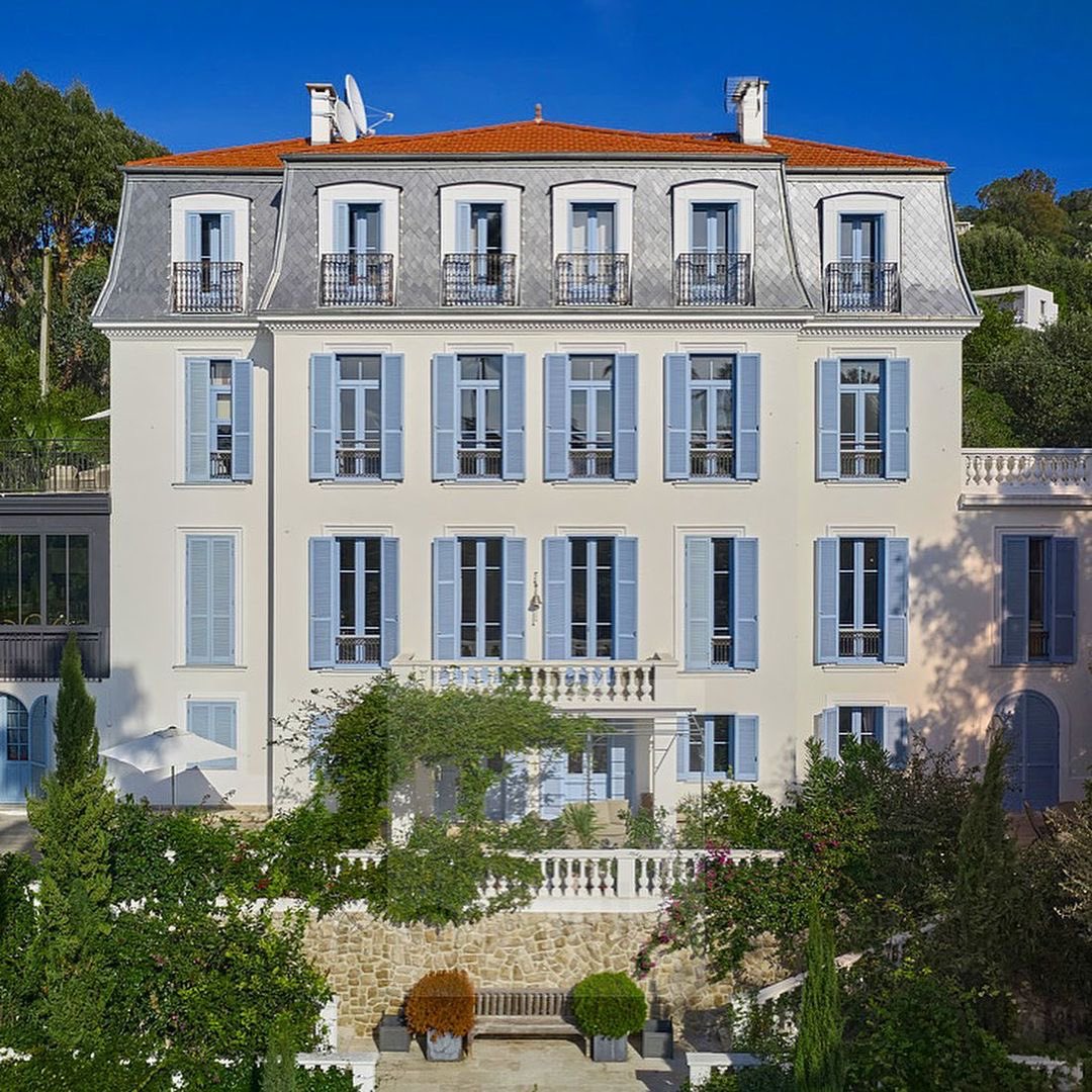 WigwamProperty's tweet photo. This cool property in Cannes on the French Riviera is on the market for €10,000,000 💕
Photo credit and listed by @savillsprivateoffice
#seekinspirecreate #darlingmovement #instapassport #alittlebeautyeveryday #forahappymoment #livemoremagic #pursuepretty #thatauthenticfeeling https://t.co/MvtqAQgILo