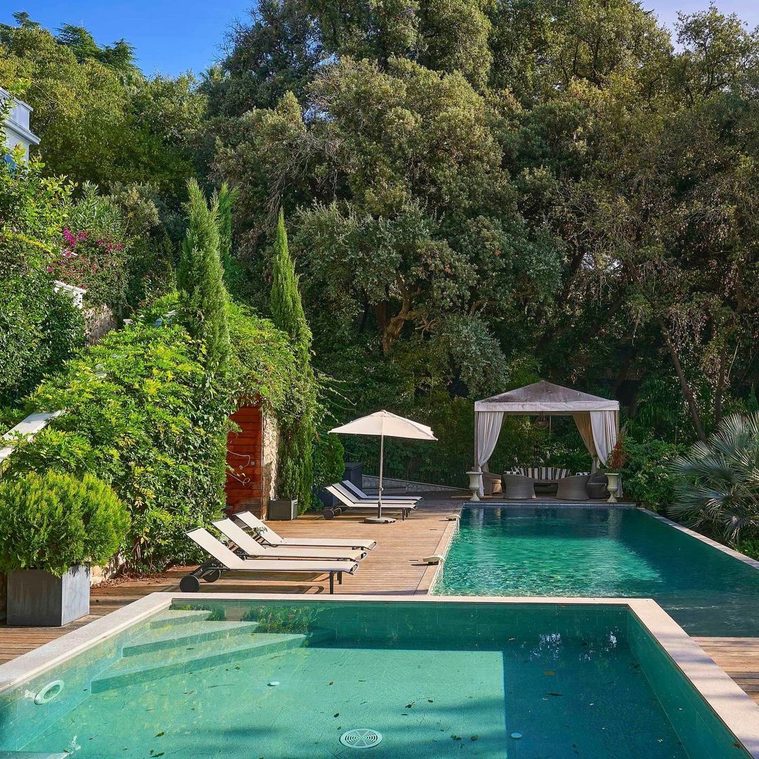 WigwamProperty's tweet photo. This cool property in Cannes on the French Riviera is on the market for €10,000,000 💕
Photo credit and listed by @savillsprivateoffice
#seekinspirecreate #darlingmovement #instapassport #alittlebeautyeveryday #forahappymoment #livemoremagic #pursuepretty #thatauthenticfeeling https://t.co/MvtqAQgILo