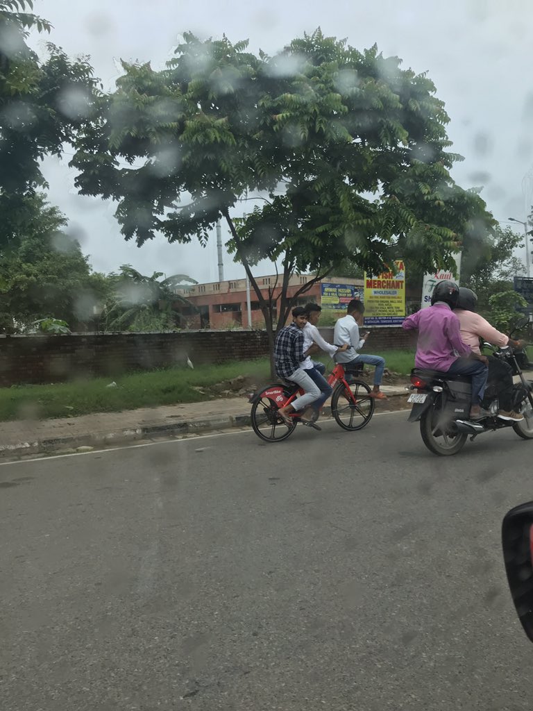 ranjeetartist07's tweet image. They invented cycles for the ease of the people but now, they are misusing it.... 

#SmartCycle #chandigarh @nagarkoti @thetribunechd @Nainamishr94 @Neerjargon @vpsbadnore @htTweets