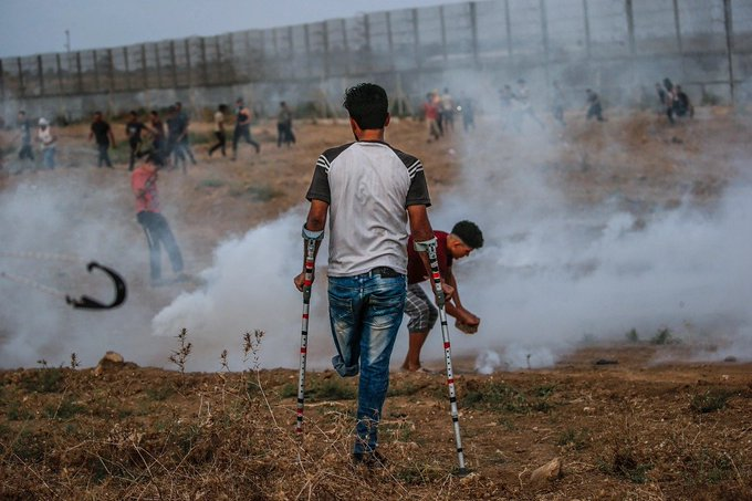 kareemMajjour's tweet image. Injuring at least 41 Palestinians, 2 of them seriously, &amp;amp; many others sustained suffocation from teargas, Israeli occupation forces attacked hundreds of protesters  demonstrating ongoing siege imposed for 14 years near the Israeli perimeter fence surrounding the besieged #Gaza.