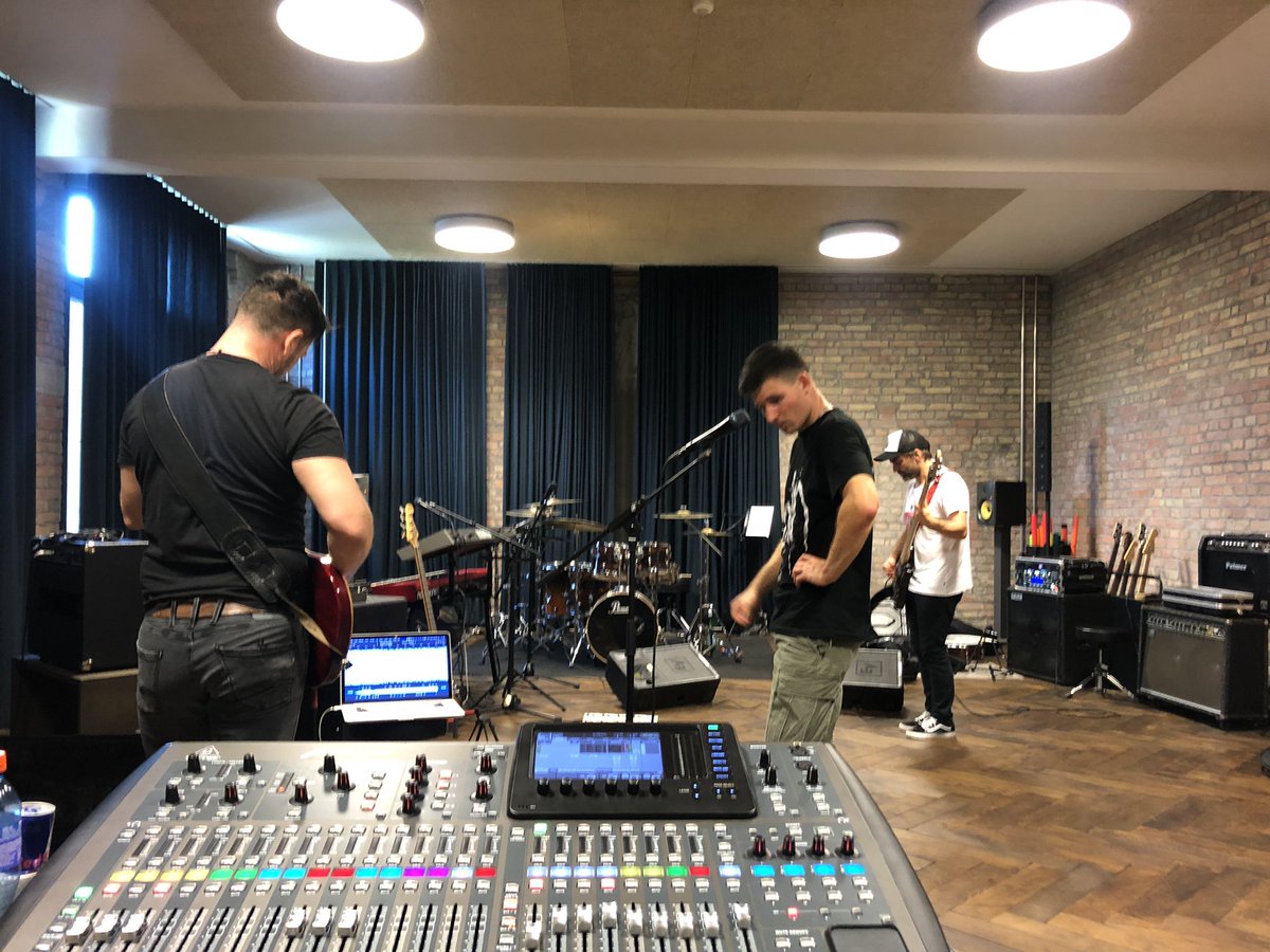 Good times at our rehearsal! 

#miracleflair #massacrerecords #Synchronism #metal #rehearsal #finally #melodicmetal #goodtimes #rockpopcenter #danielmaurizi #nicolehartmann #chrisdeml #sandrobrunner