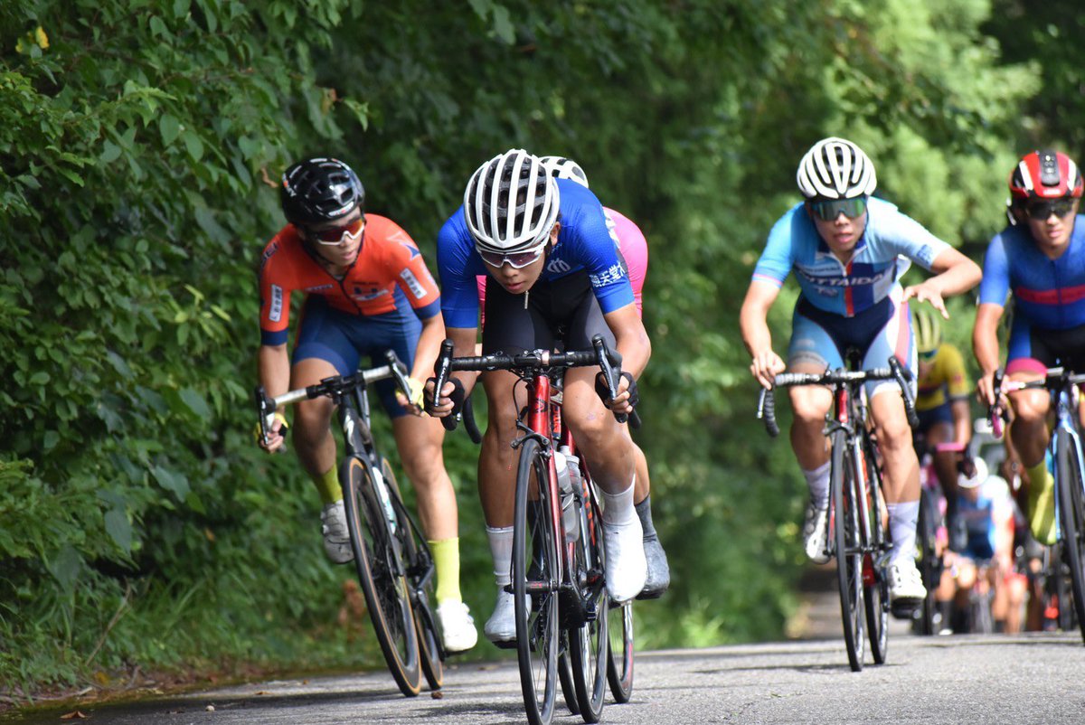 pxa_cycling's tweet image. 渡邉和貴選手(順天堂大学)がインカレロードに出場しました。
レースは序盤から濡れた路面で落車が相次ぐ状態。渡邉選手もレース中盤の逃げに乗るなど積極的にレースを作っていましたが、ヘアピンでリアが滑り落車、その後必死に追走するもDNFとなりました。
応援、ありがとうございました。