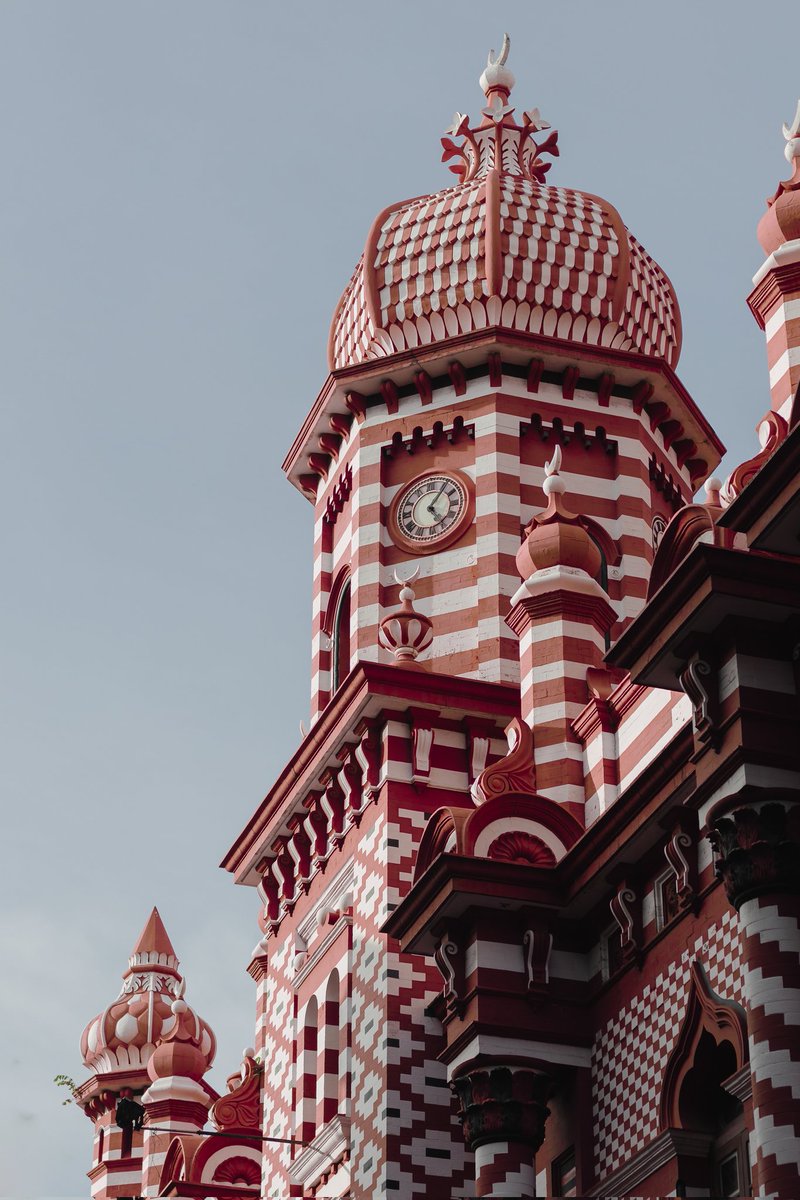 Red Mosque, Sri Lanka 🇱🇰 

#photography #streetphotography #urbanphotography #travelphotography #srilankanphotographer #canonphotography #canonphotographer #canon400d #canon #eosr #canon50mm #sigmaart #sigma24105