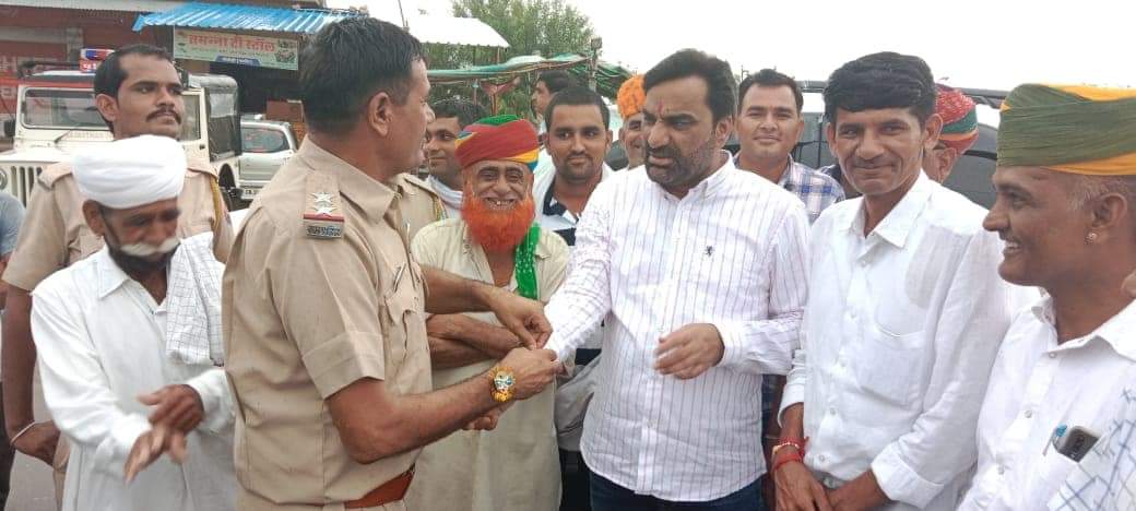 hanumanbeniwal's tweet image. आज जोधपुर जिले के चुनावी कार्यक्रमो में जाते समय खींवसर विधानसभा क्षेत्र के पांचोड़ी में स्थानीय थाना अधिकारी ने रक्षा-सूत्र बांधा ! इस अवसर पर स्थानीय जन-प्रतिनिधि व ग्रामीण मौजूद रहे !