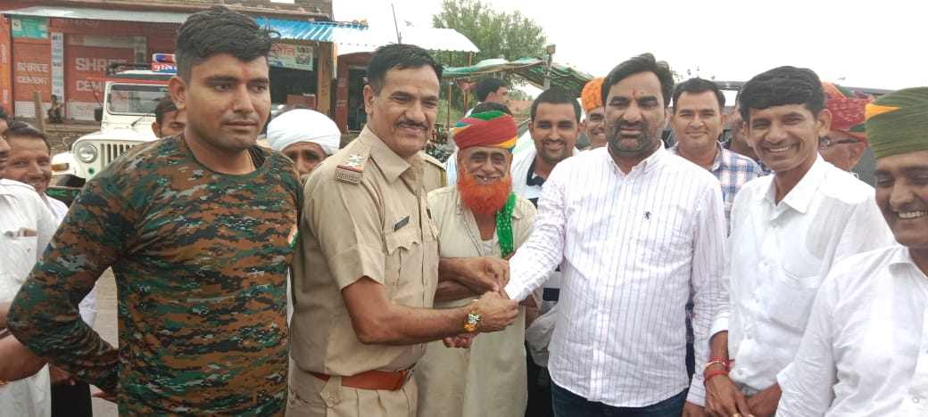 hanumanbeniwal's tweet image. आज जोधपुर जिले के चुनावी कार्यक्रमो में जाते समय खींवसर विधानसभा क्षेत्र के पांचोड़ी में स्थानीय थाना अधिकारी ने रक्षा-सूत्र बांधा ! इस अवसर पर स्थानीय जन-प्रतिनिधि व ग्रामीण मौजूद रहे !