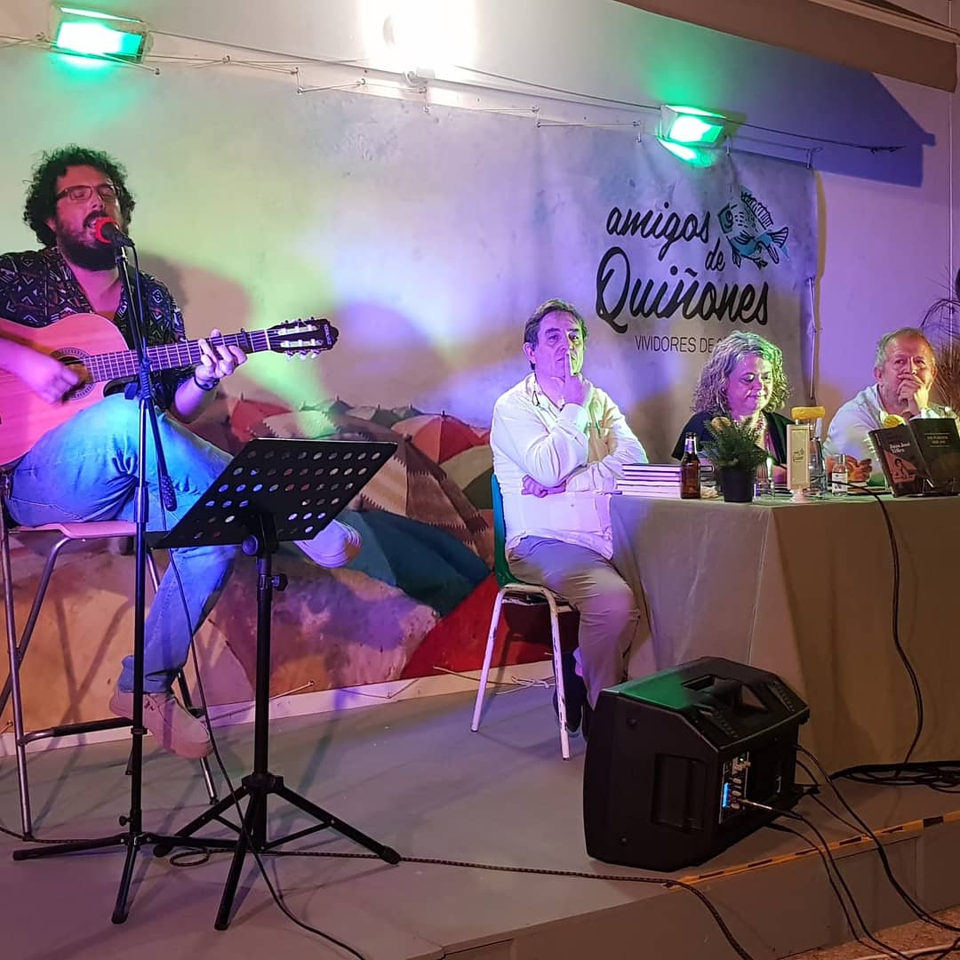 FernandoLoboD's tweet photo. 🤗🤗 Estupendo rato de poesía y música anoche con #LuisGarcíaMontero , #JuanJoséTéllez , #BlancaFlores y #PacoLuque .

Además fue en el marco incomparable de la Asociación de amigos de Fernando Quiñones 

¡Un gustazo!

#poesía #música #noche #verano #canciones #Cádiz #Caleta https://t.co/TCYzo6vOfg