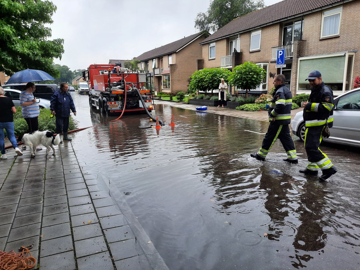 De brandweer is momenteel druk met flinke wateroverlast in wijk De Greiden