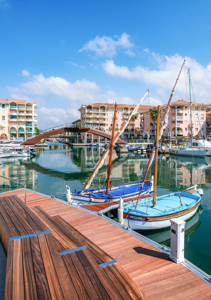 frejustourisme's tweet photo. ⛵ Connaissez-vous les "pointus" provençaux ? 

😉 Se sont de petits bateaux typiquement locaux et ancrés de l'histoire fréjusienne !

🕶 Vous pouvez montez à bord lors des visites guidées "ports d'hier et d'aujourd'hui' tous les mardis à 9h30 https://t.co/SKFuPfJKb2