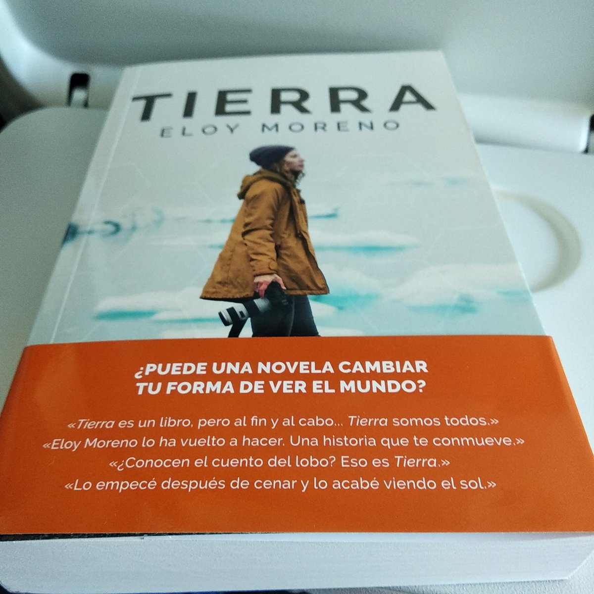 Grata sorpresa en #barcelona #Aeropuerto Buscando un libro para leer, me he encontrado con esta novela de <a href="/Eloy__Moreno/">Eloy Moreno</a>