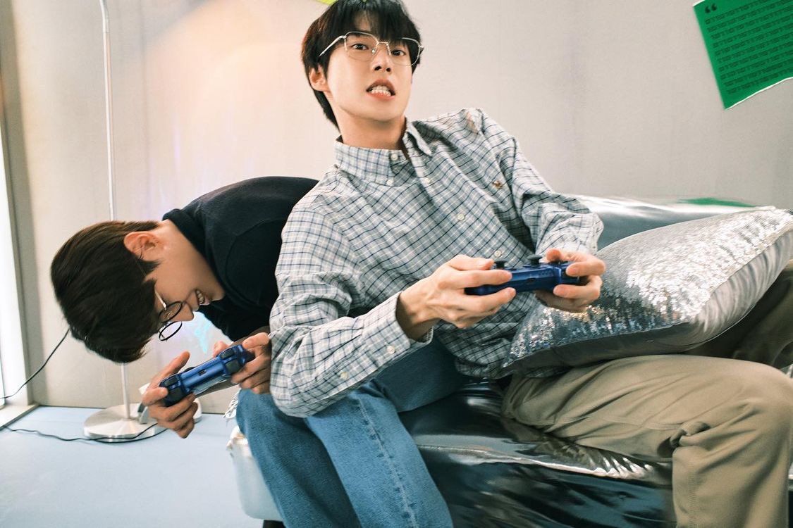 dotaefolder's tweet photo. #doyoung and #taeyong fighting as usual https://t.co/N1jMGRe4P0