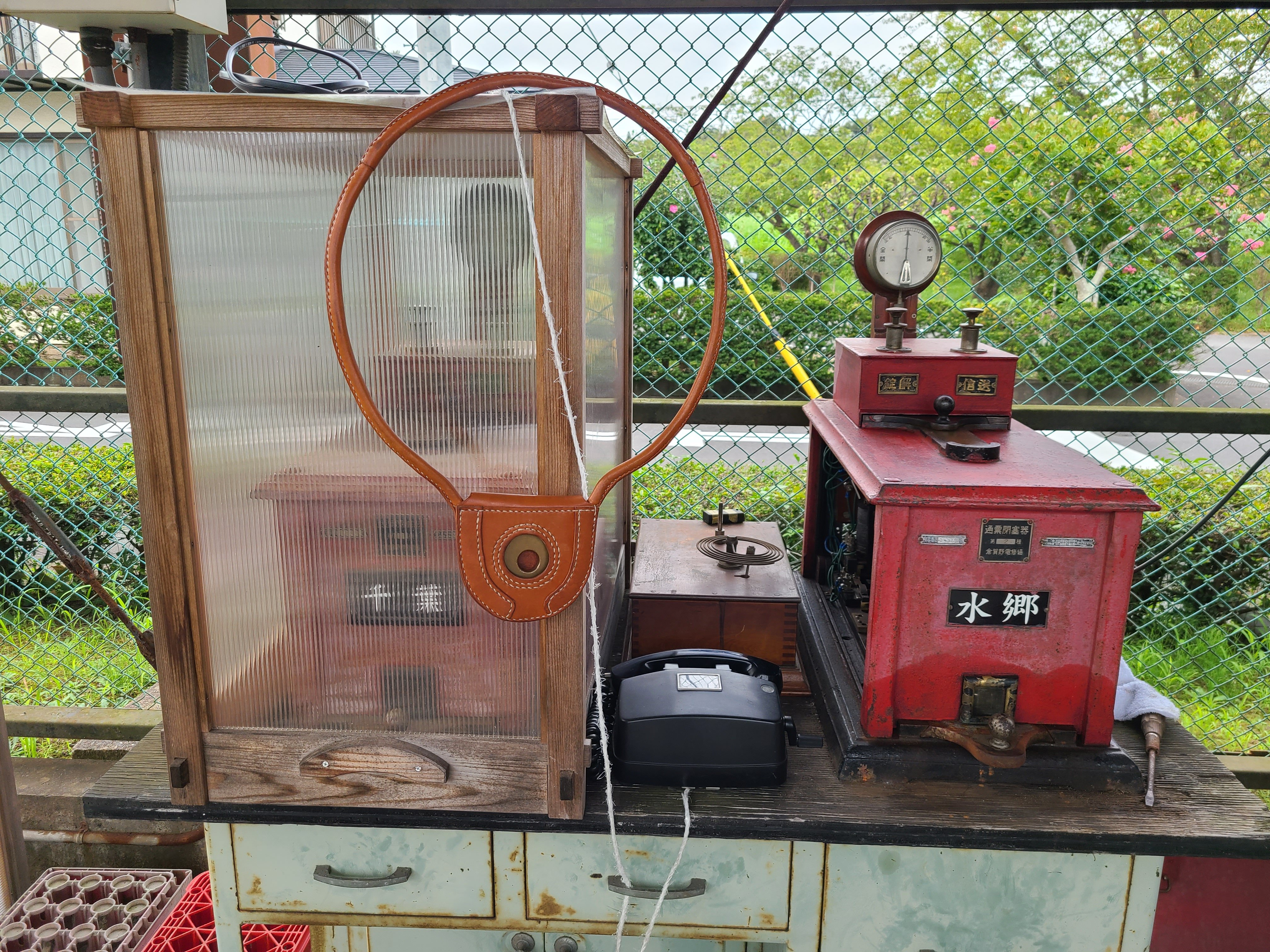 東條 幸希 梅木ちはるのペット１号 タブレット閉塞機二台 修復済み による実演見せていただけのが一番テンション上がったかもしれない タブレットってこうやって取り出すんだ んで こうやってハマるんだ っていう 鉄道 タブレット閉塞機