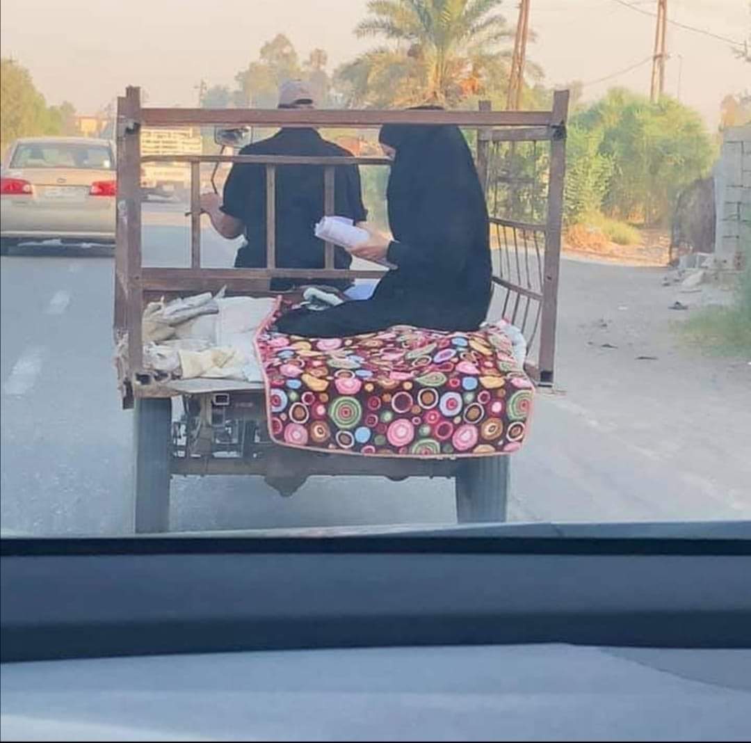 ايام البكلوريا جنة نبحث عن عمود كهرباء نقرة جواه.... وجنت ساكن في منطقة ابو دشير وكانت اضوية شارع كربلاء بغداد انارتها قوية ونجلس على سكة القطار ونقرة للصبح ونروح للامتحان ما نايمين. المستقبل ما الة علاقة بالظروف الظروف يصنعها الإنسان للنجاح الملكة والامير في طريقهم للامتحان.