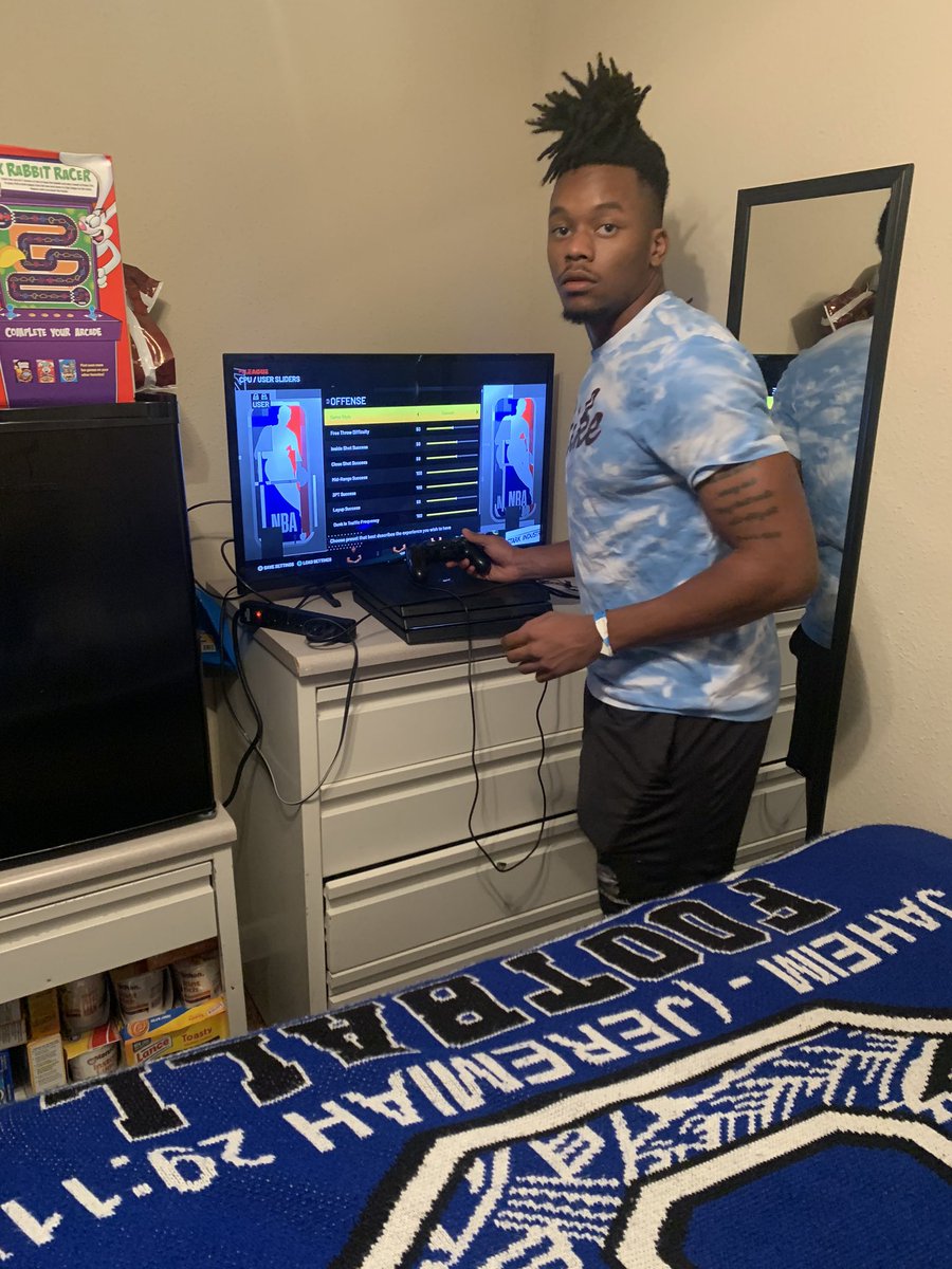MommaJetFlight8's tweet photo. All moved in! On my way home✈️ See you soon son #PVAMU 💜💛🏈 #Jeremiah2911 https://t.co/PLK0NnXvbQ