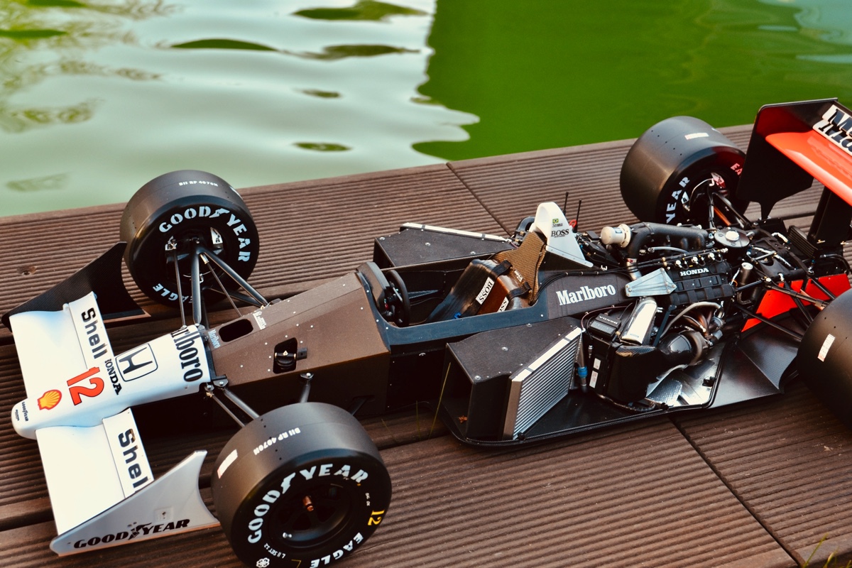 ESModelspace's tweet photo. ¡Guau! ¡El McLaren MP4 / 4 de Senna a escala 1:8 de Senninha se parece al verdadero coche de F1! ¿Qué opinas de cómo ha acabado esta maqueta? https://t.co/lkLf959d2d