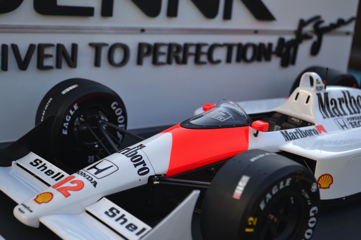 ESModelspace's tweet photo. ¡Guau! ¡El McLaren MP4 / 4 de Senna a escala 1:8 de Senninha se parece al verdadero coche de F1! ¿Qué opinas de cómo ha acabado esta maqueta? https://t.co/lkLf959d2d