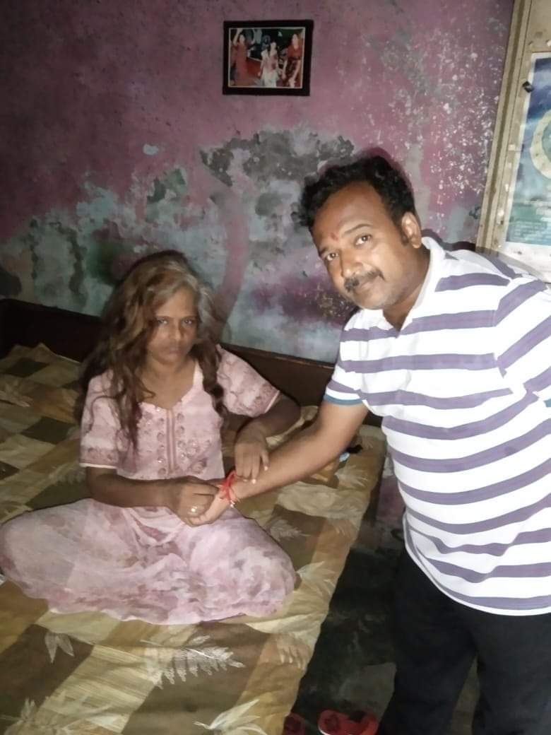 SMGHaryana's tweet photo. #HappyRakshaBandhan #RakshaBandhan सच्चा प्यार और सच्चा त्यौहार
यह वह मंदबुद्धि बहन है जिनका ब्लॉक पेहवा(कुरुक्षेत्र) की साध संगत ने इलाज़ करवाया था, जो अब पूज्य गुरू #SaintDrMSG की रहमत से पहले से बेहतर है
पेहवा के @derasachasauda अनुयायी #परीक्षित जी इस बहन से राखी बंधवाते हुए। https://t.co/reqgDohbTo