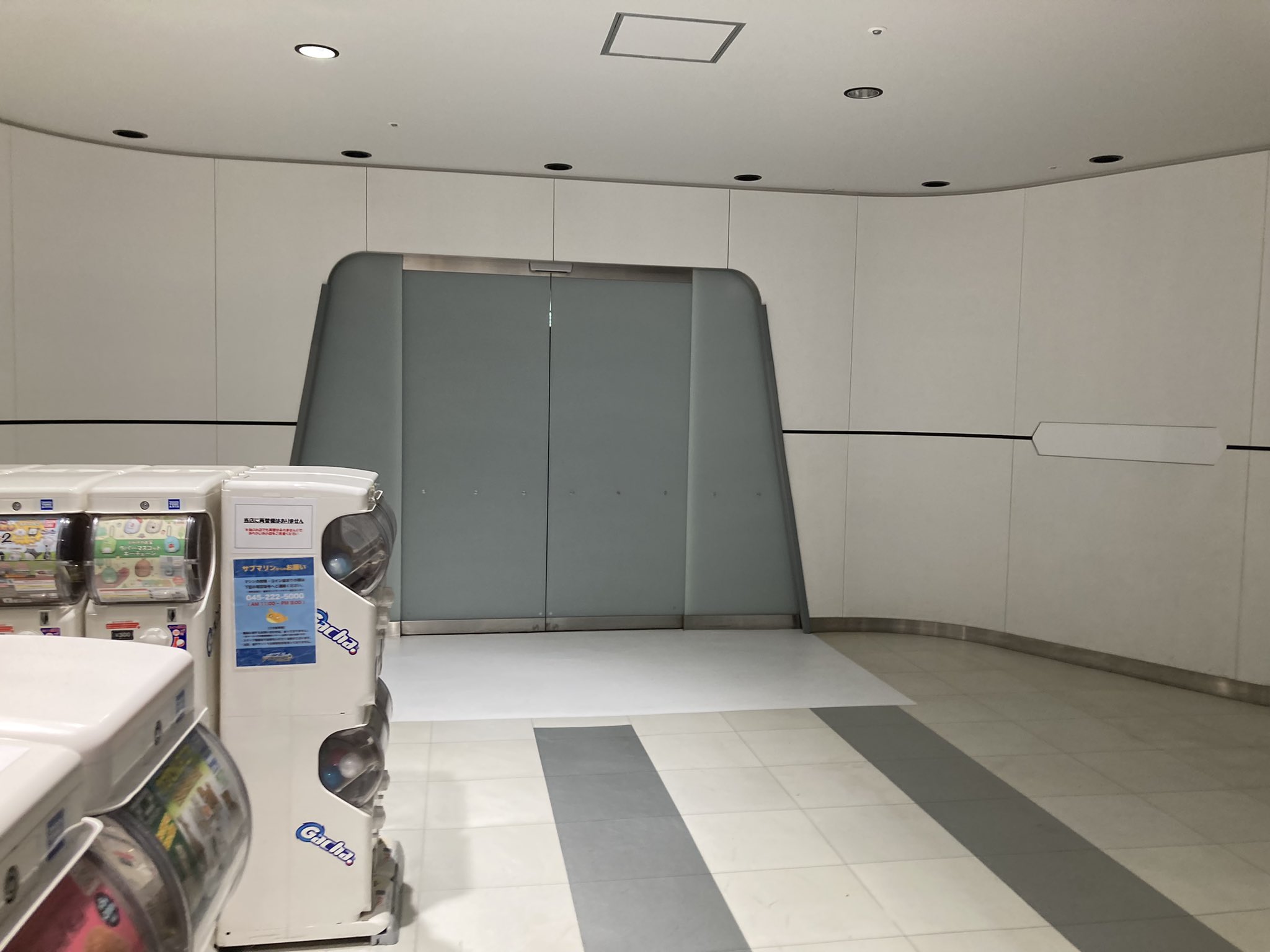 明日宮黎亜 移転前のポケモンセンターヨコハマ跡地もといbaystore跡地を見に行ったら 店の前のスペースがガチャガチャコーナーになっていて 店の中は空店舗のままのようでした Baystoreが営業終了したのがきょねんの8月23日だったので ちょうど1年間空