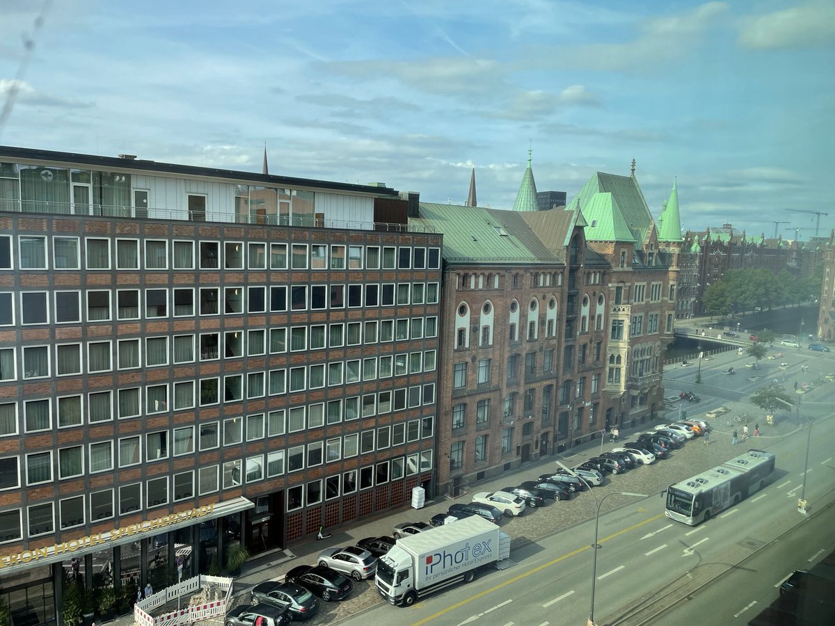 WeinPiraten's tweet photo. Alle haben #Sturmfrisuren im Hotel in HH wie #UrbanPriol!
Schuld ist nicht das Wetter, sondern #BlackMambo, der Hotelföhn!
Per Starkstrom 600 PS ungedrosselt, von pitschnass auf nusstrocken in 3 Sek.!
Haut die letzten Farbreserven aus der schütteren Strähne! #UrbanStyle halt!;)) https://t.co/85qlevcbXU