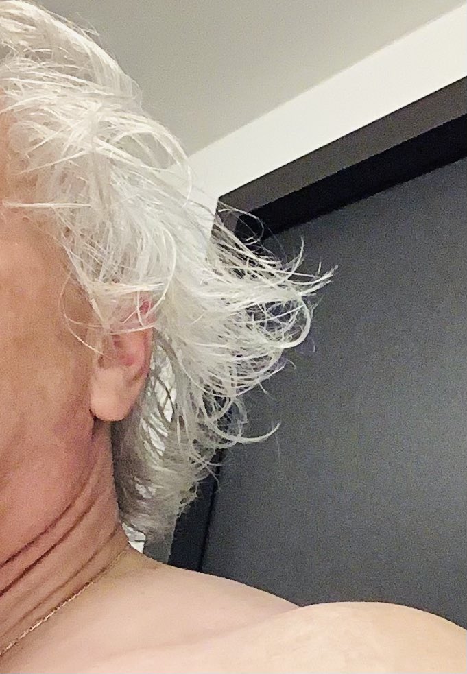 WeinPiraten's tweet photo. Alle haben #Sturmfrisuren im Hotel in HH wie #UrbanPriol!
Schuld ist nicht das Wetter, sondern #BlackMambo, der Hotelföhn!
Per Starkstrom 600 PS ungedrosselt, von pitschnass auf nusstrocken in 3 Sek.!
Haut die letzten Farbreserven aus der schütteren Strähne! #UrbanStyle halt!;)) https://t.co/85qlevcbXU