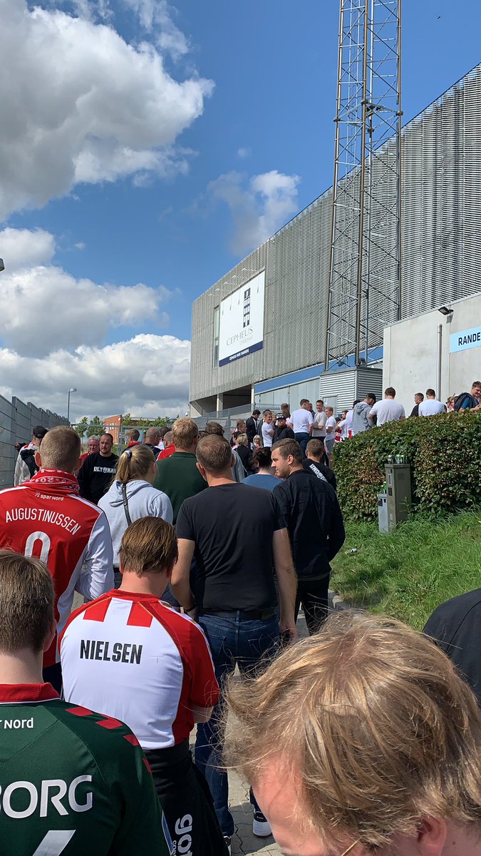 EKirkegard's tweet image. KOM NU RANDERS! billetsystemet er åbenbart nede. Mon vi når kampstart? #rfcAaB #superAaB