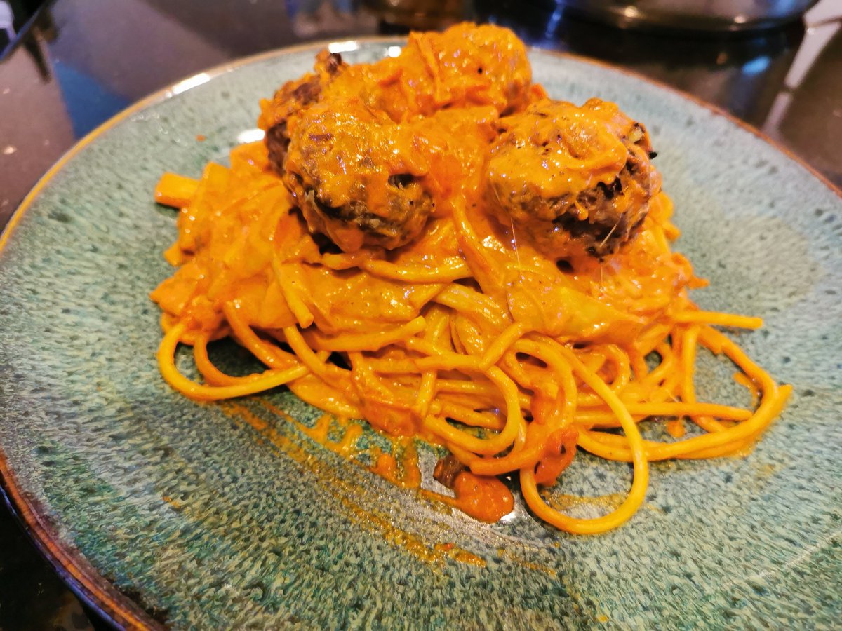 MeetoothFilm's tweet photo. The most anticipated #cheatmeal after a week long of #cleaneat;can't wait to satisfy myself wif this #rosesauce #Meatballs #pasta on this #beautiful #SundayNight 😋

#beef #mincedmeat #tomato #cheese #Italianfood #food #homemade #mukbang #recipes #ASMR #asmrfood #StayHome #Dinner https://t.co/MsomnzzTUv