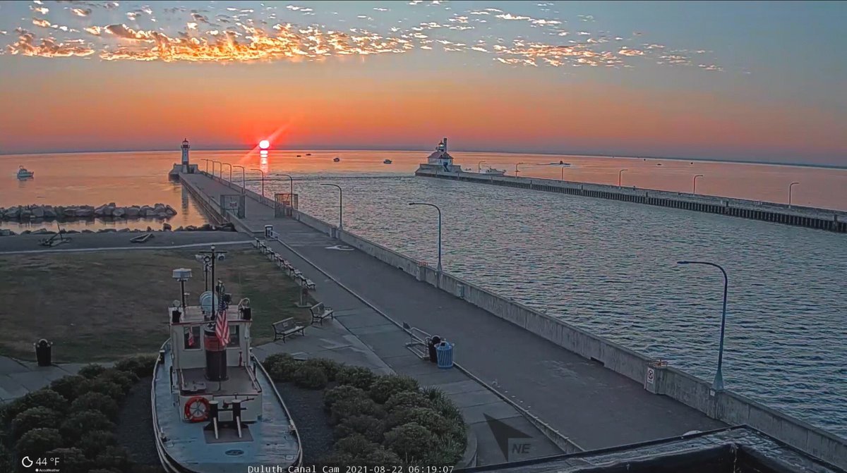 RT @mark_tarello: WOW! Spectacular sunrise seen this morning from Duluth, Minnesota. #Sunrise #Duluth #MNwx https://t.co/ptoG90yiUQ