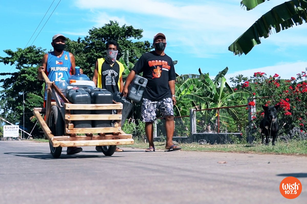 wish1075's tweet photo. As part of Wish 107.5’s 7th anniversary, the station installed a motorized potable water system and donated new water gallons and pails to the residents of Barangay Vinapor in Carmen, Agusan del Norte — a community that has no steady supply of potable water.

#WishGiftsOfLove https://t.co/iszf2Wbjnz