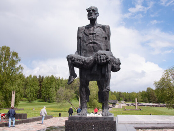 Будучи человеком памятным. Хатынь мемориальный комплекс. Мемориальный комплекс Хатынь Селиханов. Мемориальный комплекс Хатынь Минск. Скульптура Непокорённый человек в Хатыни.