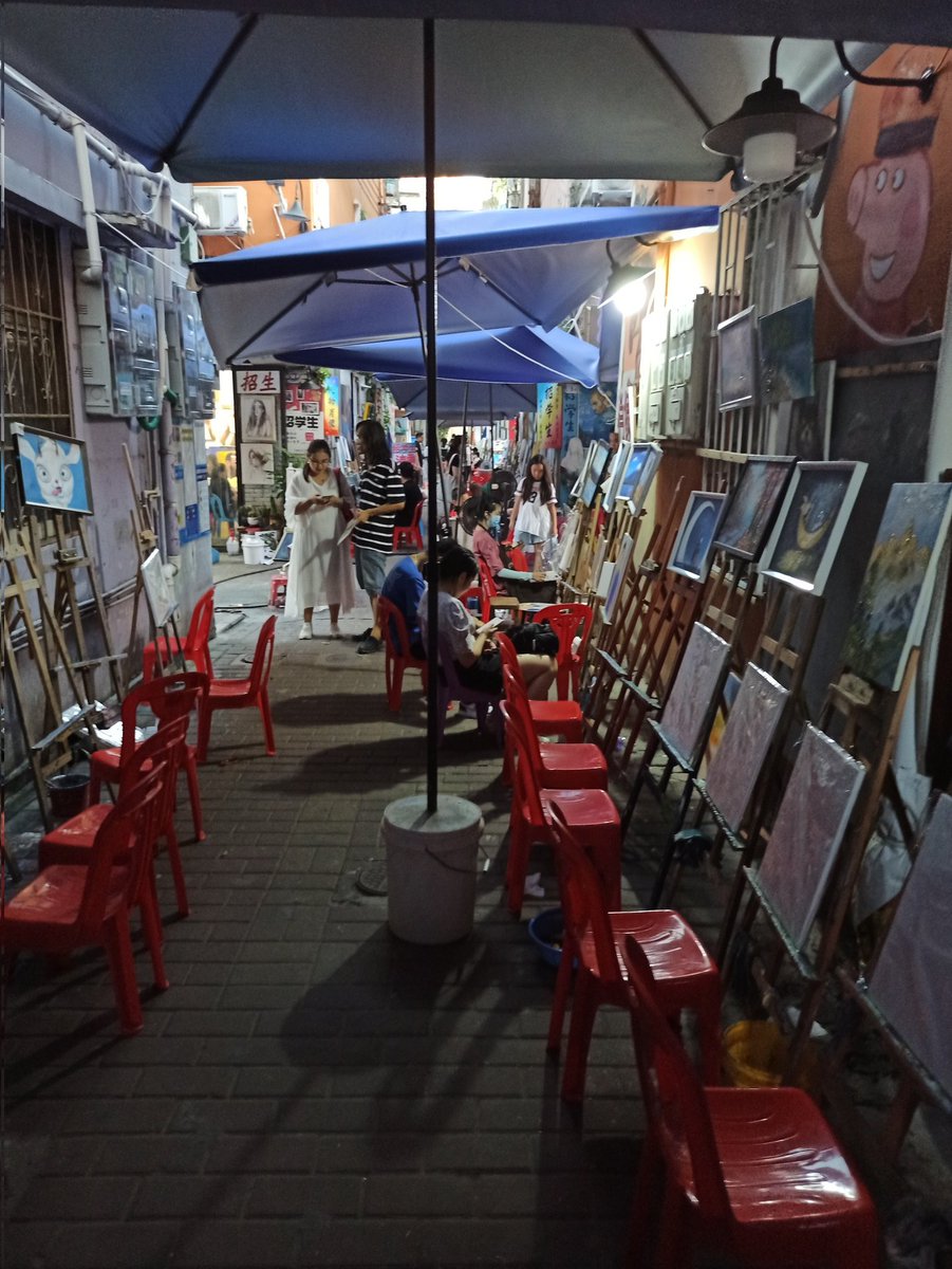 世界の複製画の6割を作成してると噂の"油画村"へ潜入。
街中のありとあらゆる所で老若男女が絵を書いてるアートの不思議な街でした。
画材も充実してるのでアーティストは天国な街なんでしょうね。
#中国の叙情 