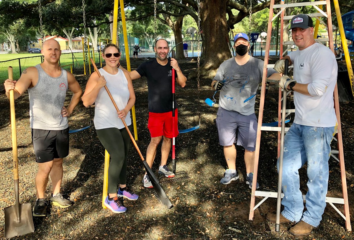 RobertGibbons9's tweet photo. Work Party yesterday (Aug 21) to spruce up the playground @StPaulStPete. #dedicatedparents #hardworkers #GoEagles https://t.co/Rh4l7XAQS0