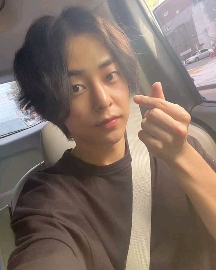 A SM Entertainment noticiou que o Xiumin já está totalmente recuperado do COVID-19.