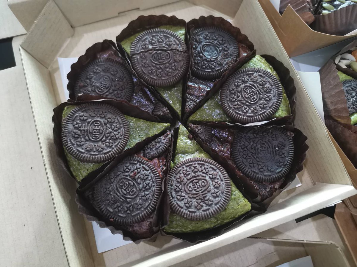 pitsorrr's tweet photo. ฝากรีหน่อยค่า ช่วงนี้หญิงก็ลำบากค่า 
เล็ก 70 ใหญ่ 150 🍕😛( คิวว่างแล้ว) ✨😘 #บราวนี่หนึบ #lamoonbyorange https://t.co/FIz0DpQtdy