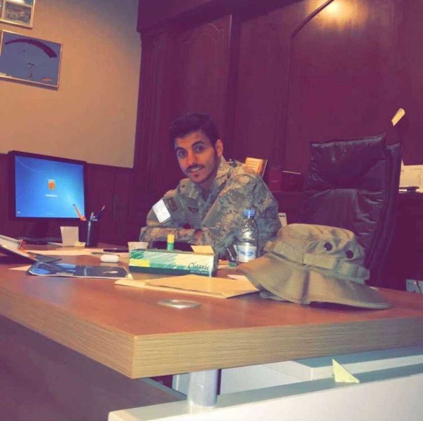 استشهاد المجاهد البطل الملازم اول:
نايف بن فهد السهلي مقبلاً غير مدبر ومدافعاً عن
بلاد الحرمين السعوديه من اذناب ايران الحوثيين..

قبل 4 ايام جاته مولوده و استشهد الله يرحمه ..
لا تنسونه من دعواتكم 🇸🇦💔