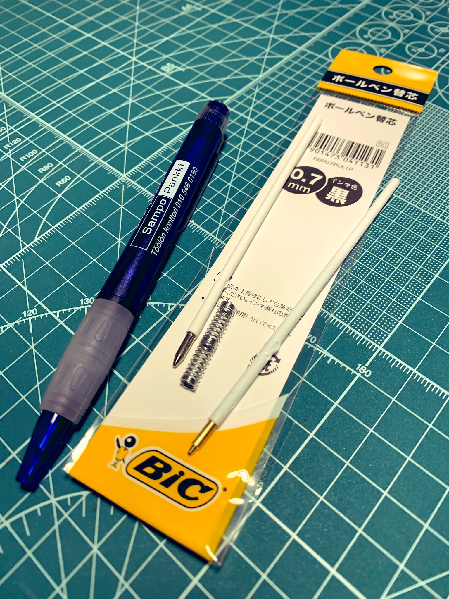 びりぃ フィンランドのボールペン 替インク芯が見つからなくて諦めていたんだけど Bic の クリックゴールド の替芯が使えると分かって歓喜 T Co Dq5dvvbsf9 Twitter