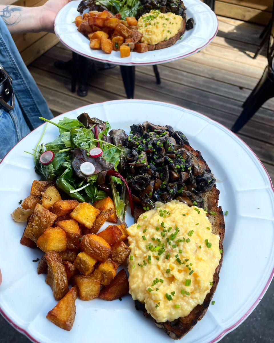 Creamy mushrooms 🍄 with scrambled eggs 🍳 on toast 🍞 and triple-cooked potatoes 🥔 — dreamy 🤩.
.
.
.
#SundayBrunch #BrunchDimanche #DimancheBrunch #MushroomToast #EggsOnToast #ParisBrunch #ParisFoodGuide #ParisFoodie