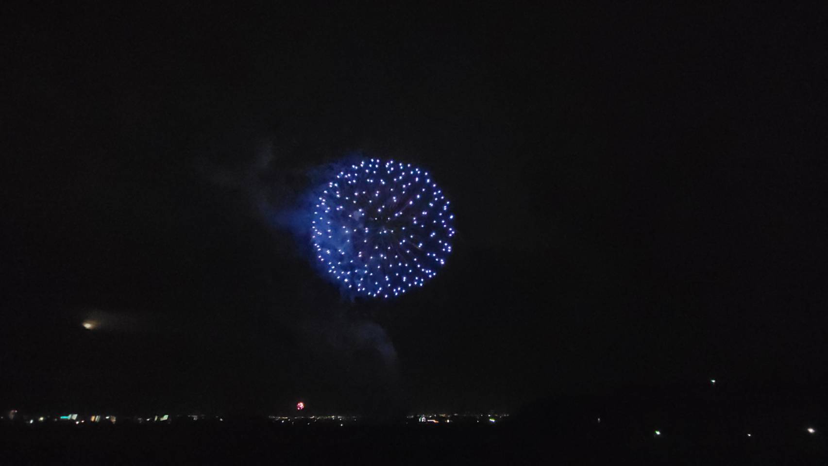 ヒロ ただいま 花火が上がるってんで バタバタ鳥栖まで行ってきました うろたえしたてたら人がいっぱいいたので そこで待機してたら なんと2 5箇所は花火が上がる場所でした と言うことでみんなにお裾分けです でもホントは一人じゃなくて 裏垢さんと行き