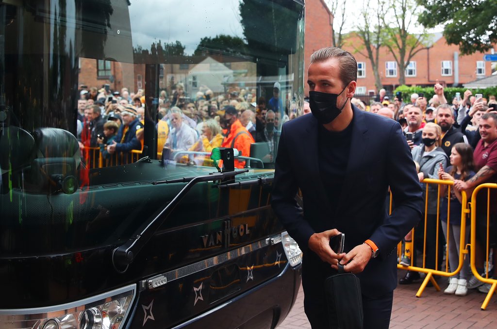 FabrizioRomano's tweet photo. Harry Kane is at The Molineux today. Tottenham are still convinced they’ll be able to keep Harry at the club this summer - Man City will try again and again, Daniel Levy has always said no. ⚪️ #THFC

…and here Harry is, today. Spurs team. 👇🏻 https://t.co/ULwXhKUuQv