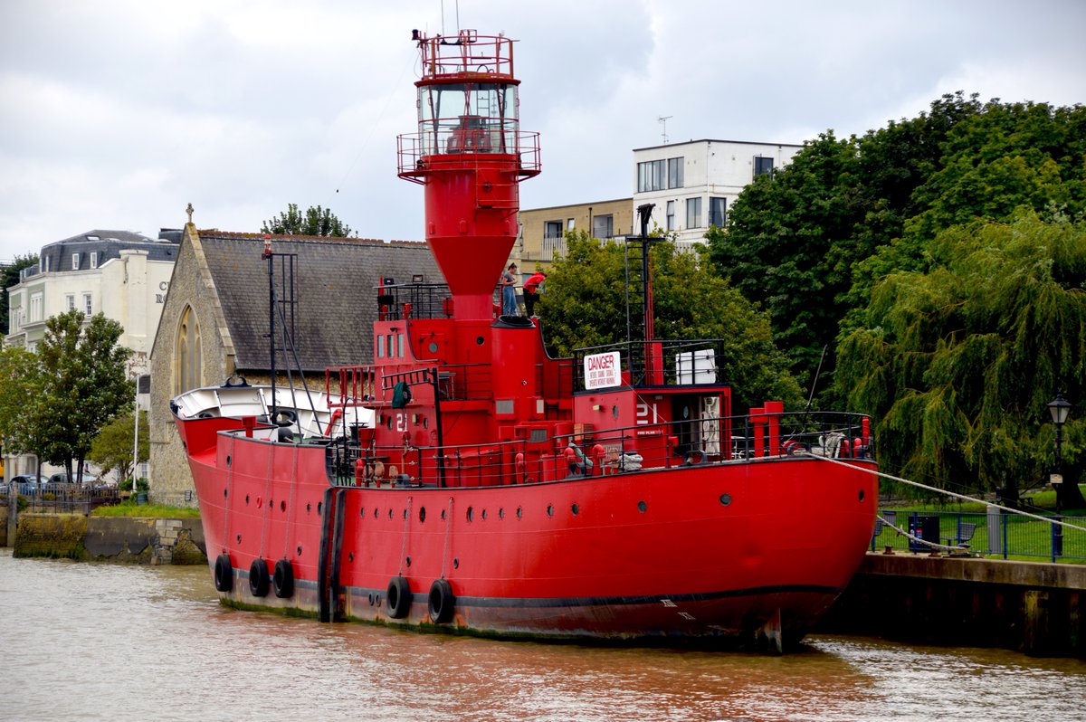 Today is International Lighthouse & Lightship Heritage Weekend and LV 21 had guests aboard. Alan was in the in LV 21's radio-room broadcasting and receiving morse code messages from other Lightships and Lighthouses from around the world. @LightVessel21 @VisitKent  #Lighthouses